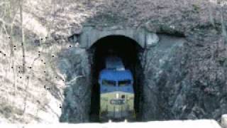 preview picture of video 'Rail Traffic coming out of tunnel near Cowan, TN'