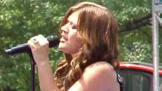 Kelly Clarkson performing "How I feel" On The Early Show