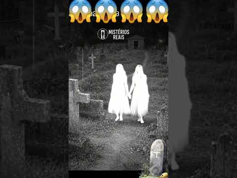 Duas Silhuetas de Mãos Dadas no Cemitério de Catuti