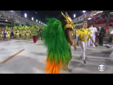 Juliana Paes arranca suspiros como rainha de bateria da Grande Rio