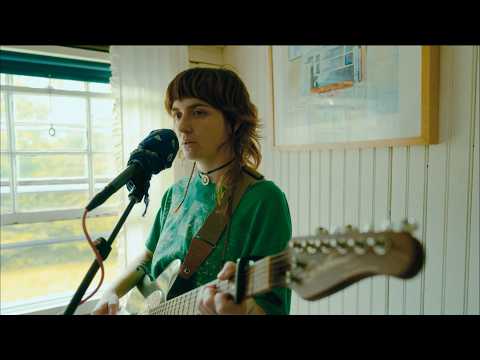 Sadurn – “why does my heart” (Live at Nonna’s House)