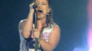 Kelly Clarkson "Whyyawannabringmedown" Louisville, KY 8/20/09