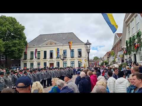 Schützenfest Esens 2022 - Einmarsch der Fahnen