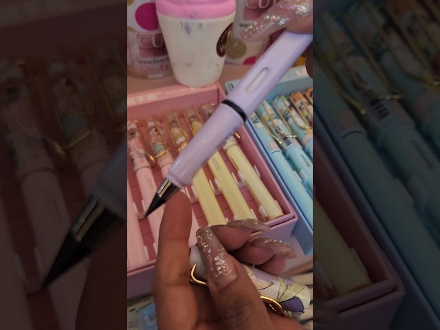 Vídeo relacionado con AUAUY Lapiz Eterno Infinito, Sin Tinta Portátil, Lápiz Reutilizable, Borrable con Punta de Grafito Reemplazable, para Escribir, Dibujar, Hogar, la Oficina, la Escuela (Macaron 6 Piezas)