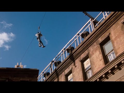 Hooper 1978 | Sonny attempts a stunt letting go off a pulley from a high building |
