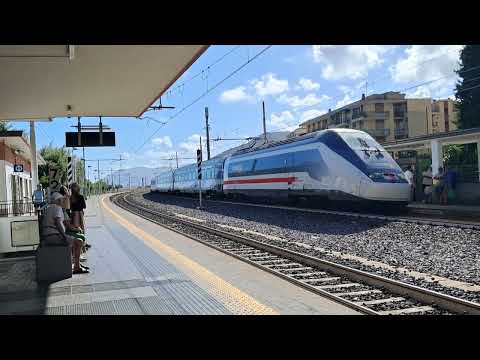 2 treni alla stazione di Loano 