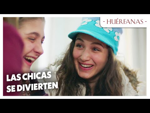 El baile de la Sra. Neriman hace reír a las chicas - Huérfanas