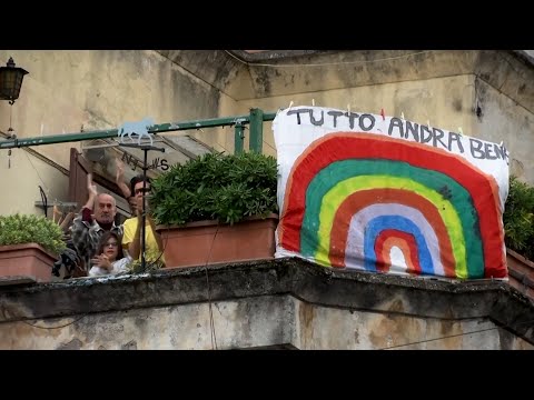コロナウイルス検疫の間、これらの隣人は一緒に歌う (These Neighbors Sing Together During Coronavirus Quarantine)