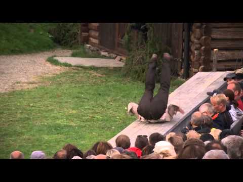 Mads Ousdal briljerer med hallingdans i Peer Gynt ved Gålåvatnet