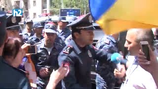 Մի՛ հրի, դուք չեք կարող ասել լրագրողն ի՞նչ անի. հ2-ի լրագրողը՝ կարմիր բերետավորներին: Լրաբեր