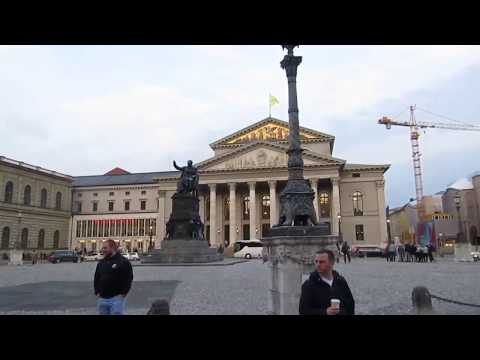 Munchen - Munique - Alemanha rufa no meio do Teatro Nacional de Munique Max-Joseph-Platz