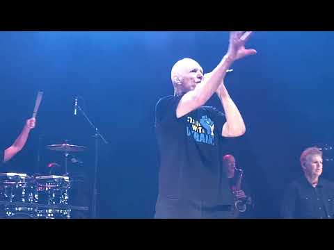 Midnight Oil - Beds are burning (Paris Olympia 12 juillet 2022)