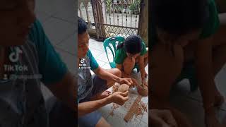 Download lagu Membuat celengan dari batok Kelapa dengan alat seadanya. mp3