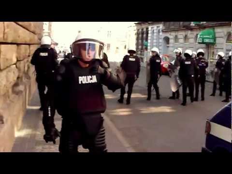 DERBY ŁODZI 2012 - Police blocks the passage of fans