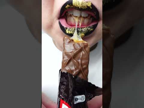 ASMR SNICKERS CHOCOLATE BAR SATISFYING CLOSE UP MOUTH EATING SOUNDS MUKBANG #Shorts