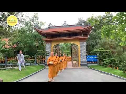 Alms round in Ba Vang pagoda