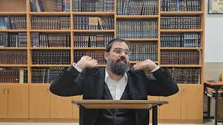 הרב חיים סרוסי - פרשת תולדות תשפ"ה - מדוע רק הראש של עשיו במערכת המכפלה? (הרב חיים סרוסי) - התמונה מוצגת ישירות מתוך אתר האינטרנט יוטיוב. זכויות היוצרים בתמונה שייכות ליוצרה. קישור קרדיט למקור התוכן נמצא בתוך דף הסרטון