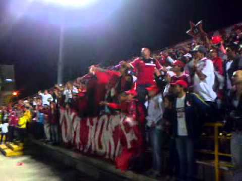 "Disturbio Rojo Bogota" Barra: Disturbio Rojo Bogotá &bull; Club: América de Cáli