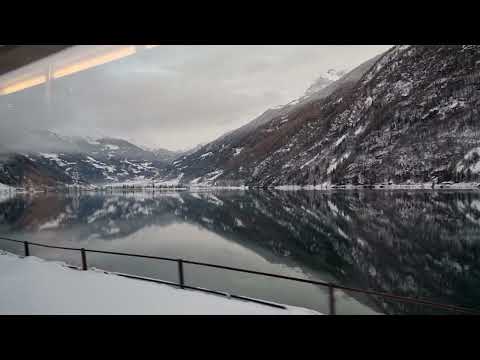 Szwajcaria - Zimowy przejazd pociągiem przez Alpy bajkową trasą Bernina Express (Switzerland)