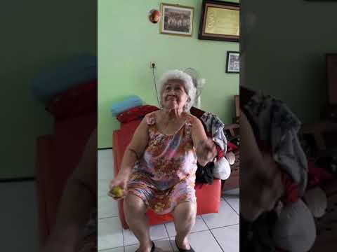 Nenek nenek jago main bola putar