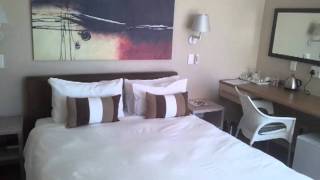 preview picture of video 'Sunbird Suite, Moya Manzi Beach House, Paradise Beach, Jeffreys Bay, South Africa'