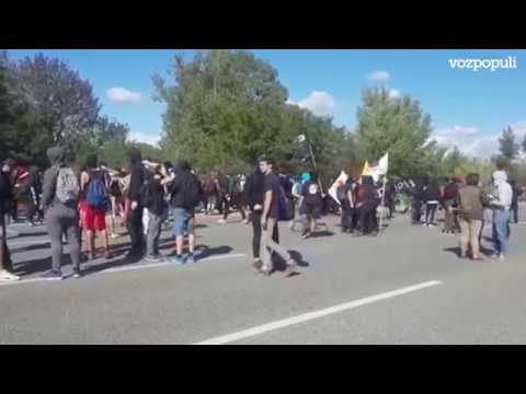 Un grupo de manifestantes cortan la AP-7 en Gerona