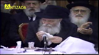 הרבי מליובאוויטש שר ניעט ניעט ניקאווא - התמונה מוצגת ישירות מתוך אתר האינטרנט יוטיוב. זכויות היוצרים בתמונה שייכות ליוצרה. קישור קרדיט למקור התוכן נמצא בתוך דף הסרטון