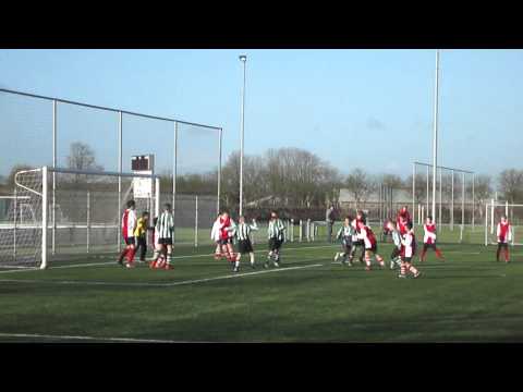 Thomas van de Heuvel (Tricht D3) scoort tegen GVV D1/D2 (2 februari 2013)