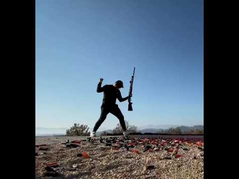 Raniero Testa colpisce 17 piattelli in volo. Raniero Testa hits 17 clay pigeons in flight