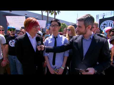 TSM coach Locodoco and Cloud 9 coach Charlie exchange some shots before the finals :)