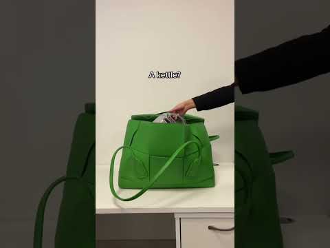 O que cabe na MAIOR BOLSA? #luxo #moda #bottegaveneta #bolsas #oqueserve