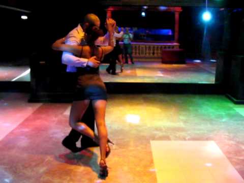 MOUN & CYNTHIA - KIZOMBA SENSUAL (KIZOMBA CREW)