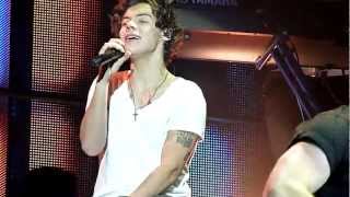 One Direction - Summer Love FRONT ROW (Glasgow 27th Of February)