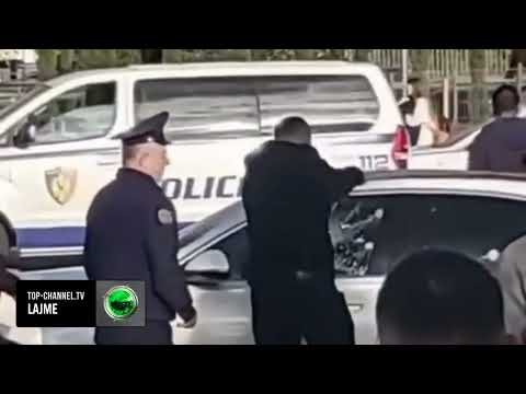 Top Channel/ Pamje tronditëse nga Rinasi, qytetarët thyejnë xhamat e makinës për të nxjerrë viktimën