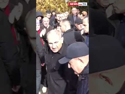 Փաշինյանը եկեղեցուց դուրս եկավ. հատուկենտ հավաքվածներ էին նրան ծափահարում