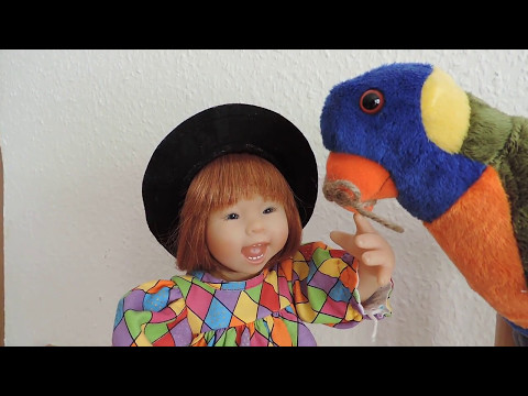 Wichtel Michel mit Papagei von Rosemarie Anna Müller, Künstlerpuppe