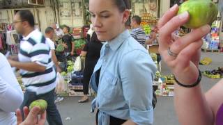 preview picture of video 'Fruits and vegetables in the Arab market in East Jerusalem (Damascus Gate, Jerusalem)'