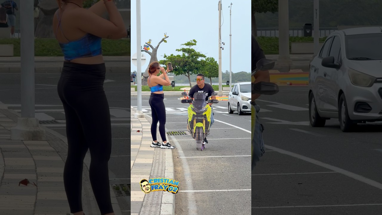 La moto 🏍️ 🏁 / de cartón 📦 . #viralvideo #humor #prank #comedy