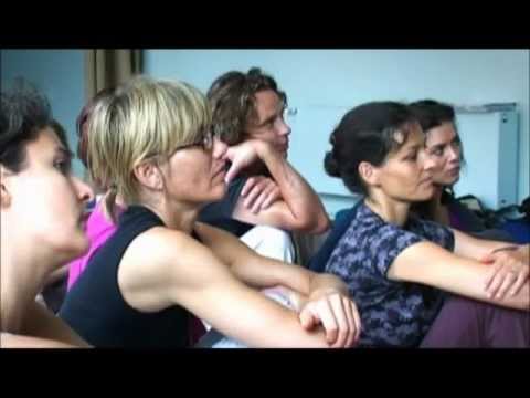 Eckard Wolz Gottwald lehrt Yoga-Philosophie in 'Im Kopfstand zum Glück'