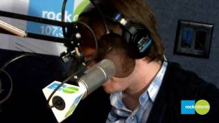 Vincent Vallières chante &quot;On Va S&#39;aimer Encore&quot; dans les studios de RockDétente