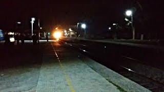 preview picture of video '130 kmph Poorva Express Vs 110 kmph Pune Danapur Express Thrashes Through Karchana And Manda Road.!!'
