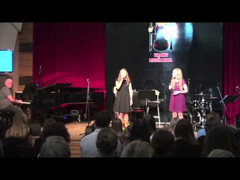 Pauline Vähi ja Karoliine Pärlin- Uisutamas