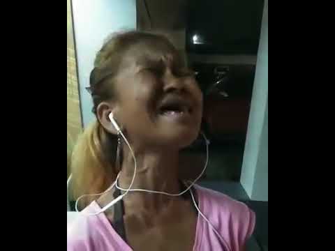 SUPERR kocak Nenek-nenek nyanyi "entah pake bahasa apa"