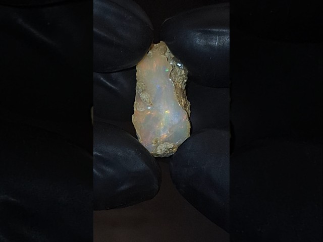 حجر اوبال خام طبيعي تحفة للإقتناء أو الإهداء