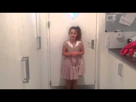 Liva synger æbler lyser rødt på træernes grene