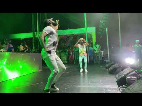 History made! MR VEGAS w/ 'Tek weh yuhself' creators BLACK BLINGAZ on stage for the first time!