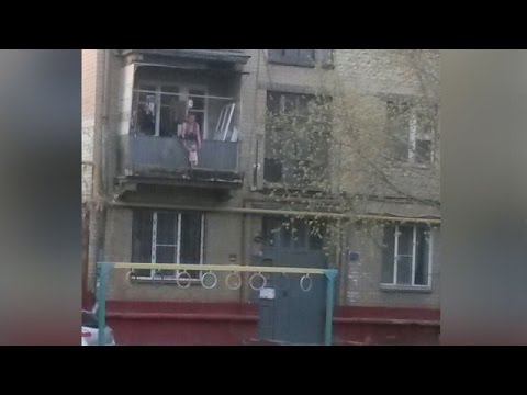 Женщина вывесила младенца на балконе