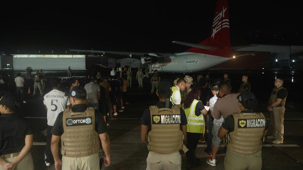 Panamá deporta 30 migrantes equatorianos que cruzaram selva de Daríen | AFP