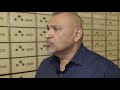 Mike Karansingh laat de kluis zien.