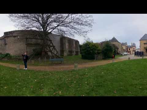  Présentation de la cours du château de Laval